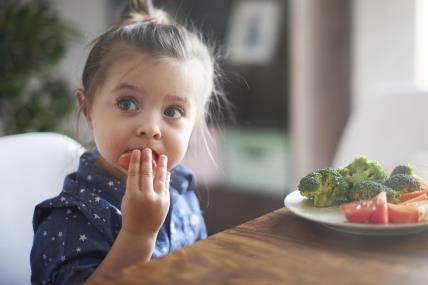 djevojčica jede povrće.jpg