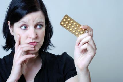 žena s kontracepcijskim pilulama
