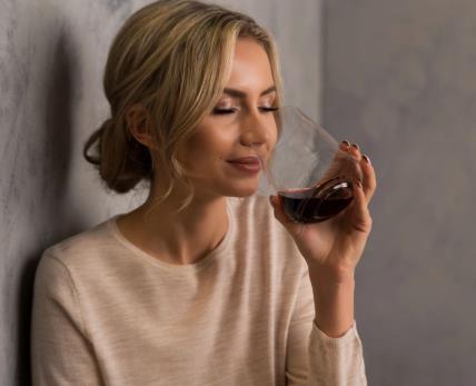 žena pije vino