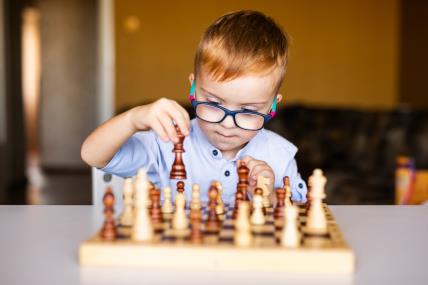 dječak sa sindromom Down igra šah.jpg