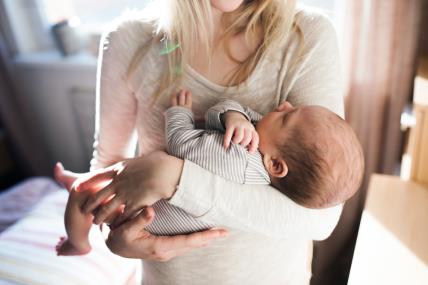 mama uspavljuje bebu