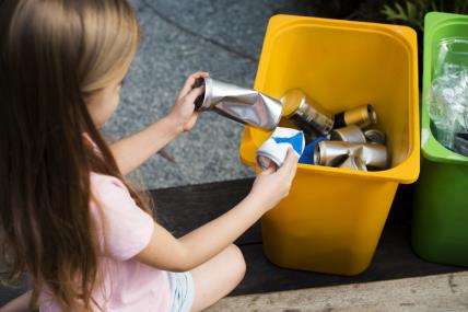 djevojčica reciklira otpad