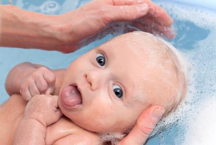 beba se kupa