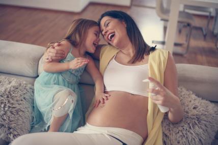 kako beba u trbuhu reagira na mamin smijeh