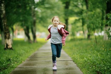 djevojčica trči