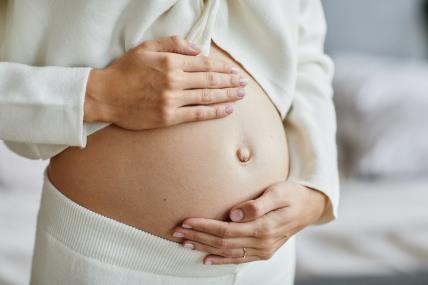 trudnica dira trbuh