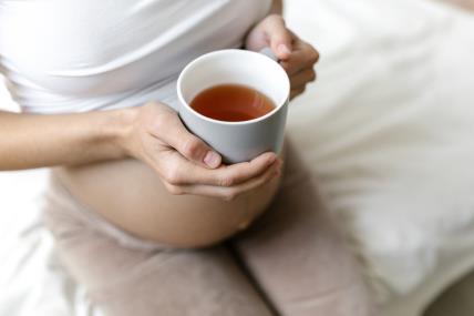 Trudnica drži šalicu čaja u ruci