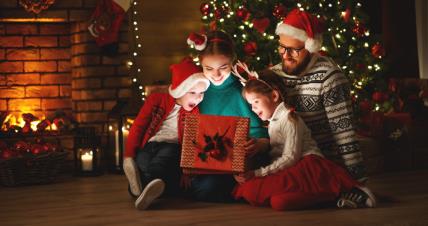roditelji i djeca otvaraju poklone za božić