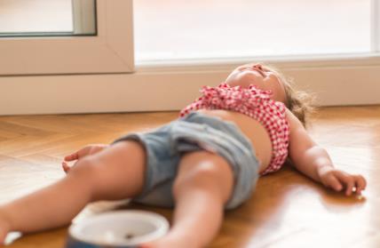 dijete ima tantrum leži na podu