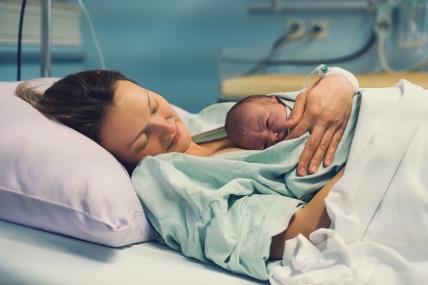 mama u bolnici s tek rođenom bebom