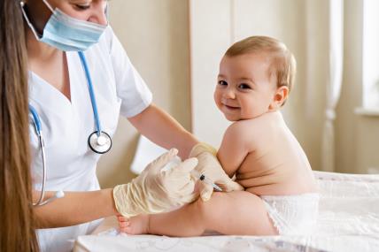 Beba na cijepljenju