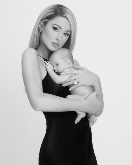 Paris Hilton i sin kojeg je nosila surogat majka