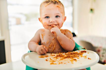 majka otkrila trik kako spriječiti nered dok beba jede