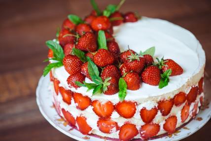 jednostavna i osvježavajuća torta od sira s jagodama