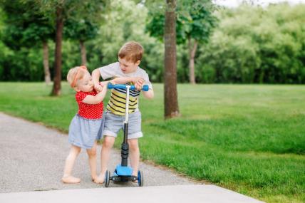 Treba li djecu siliti da dijele igračke u parku?