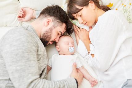 Zašto beba bolje spava u krevetu roditelja