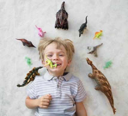 Psiholozi objašnjavaju zašto se mala djeca toliko vole igrati dinosaurima