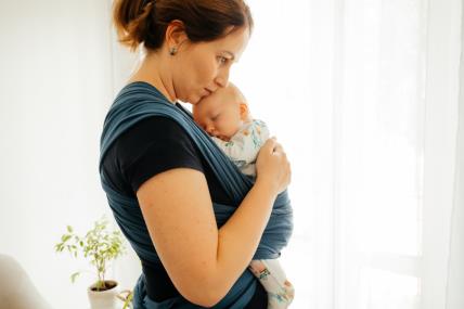 Znanstvenica otkrila zašto nošenje bebe pozitivno utječe na njezinu psihu