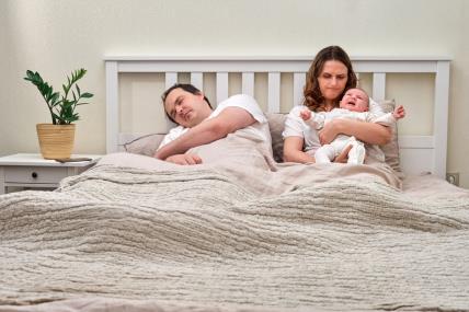 Istraživanje otkrilo da 89 posto očeva ne ustaje po noći radi plača bebe