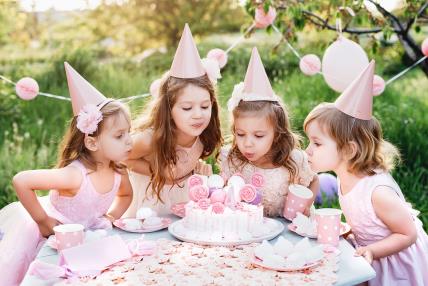 Majka četverogodišnje slavljenice tražila od djevojčice na rođendanu da se presvuče