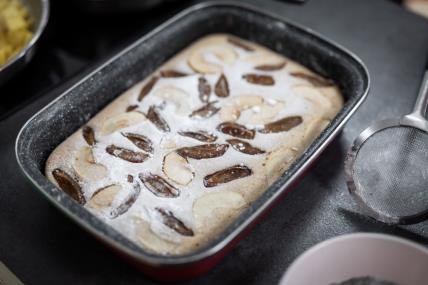 Recept chefa Marija Mihelja za glajhgeviht, voćni biskivit s pirovim brašnom, šljivama, jabukama