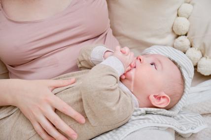 Kako prepoznati tihi refluks kod beba i kako joj pomoći