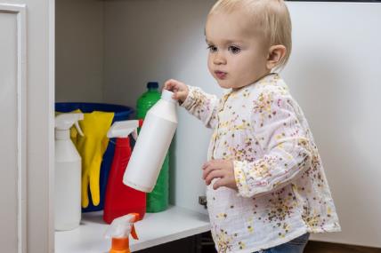 6 opasnih stvari u kući s kojima se bebe vole igrati