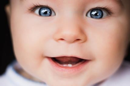 Rađaju li se sve bebe s plavim očima?
