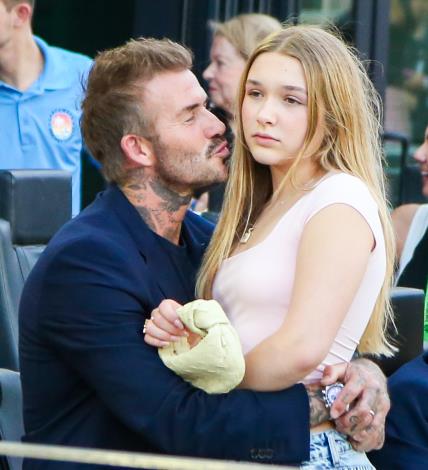 Bivši nogometaš David Beckam s kćeri Harper se i dalje ljubi u usta.