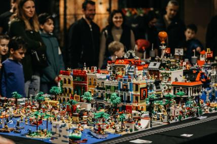 Family-mall-Brick-show-19-1-scaled.jpg