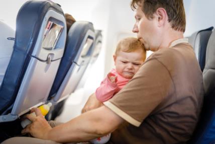 tata i beba u avionu.jpg