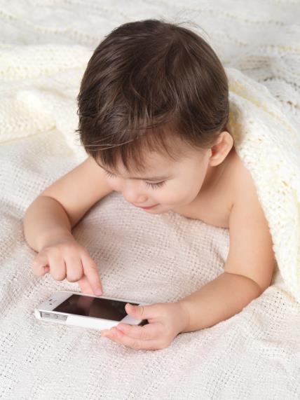 bebe-od-sest-mjeseci-vec-koriste-pametne-telefone