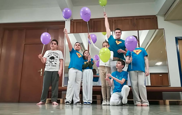 performans-uz-poruke-mira-na-trgu-bana-jelacica