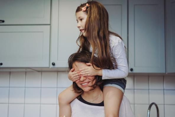 mama i kći zabavljaju se kod kuće u izolaciji zbog koronavirusa
