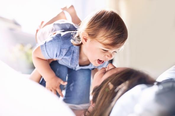 smijehom i dobrim raspoloženjem mama i dijete pokušavaju zaboraviti na krizu uzrokovanu koronavirusom
