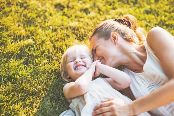 mama i kći vani nakon popuštanja mjera izolacije zbog pandemije koronavirusa