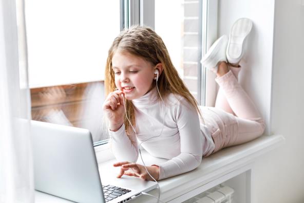 djevojčica uči u online školi
