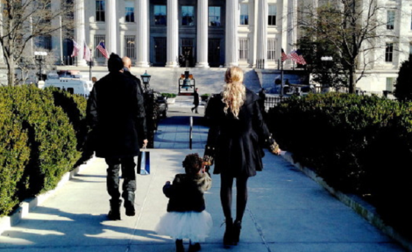 Jay Z, Beyonce i Ivy pred Bijelom kucom