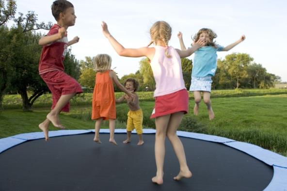 dijete na trampolinu