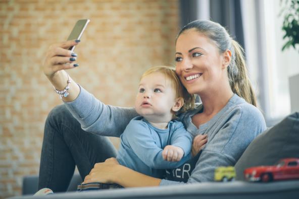 Mama fotografira bebu mobitelom.jpg