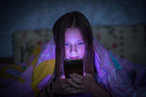 djevojčica na mobitelu