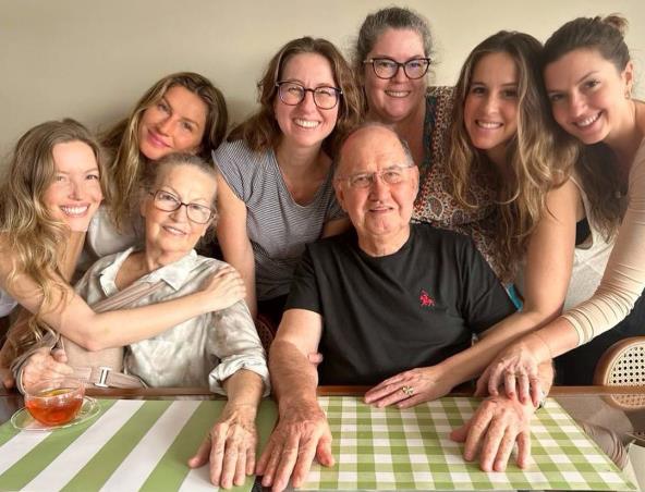 Slavna manekenka Gisele Bündchen objavila fotografiju svojih 5 sestara