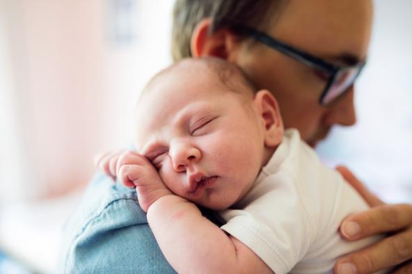 Tate koji uzimaju očinski dopust pomažu mamama da dulje doje