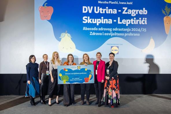 Lana Jugo i Daniela Kos urucuju nagradu za prvo mjesto_DV Utrina.jpg