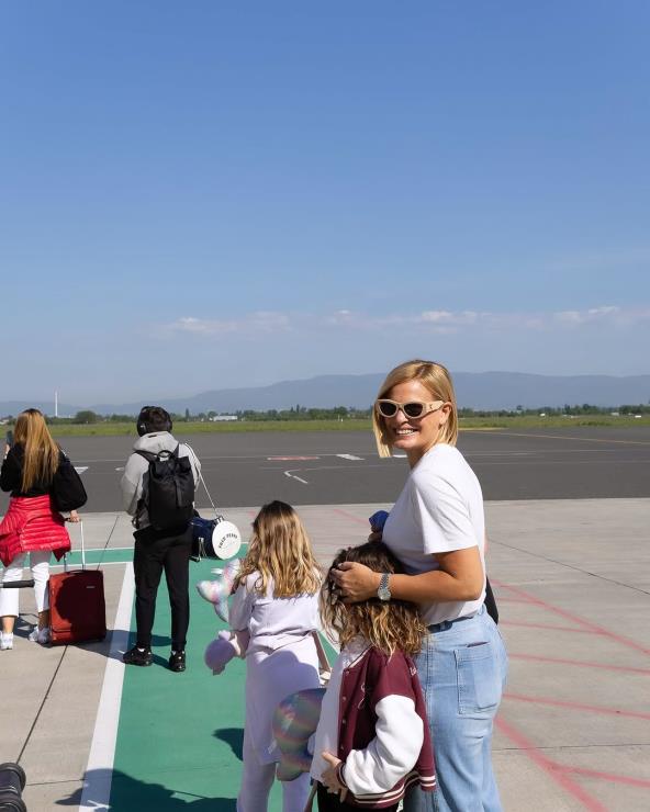 Nevena Rendeli s kćerima.jpg