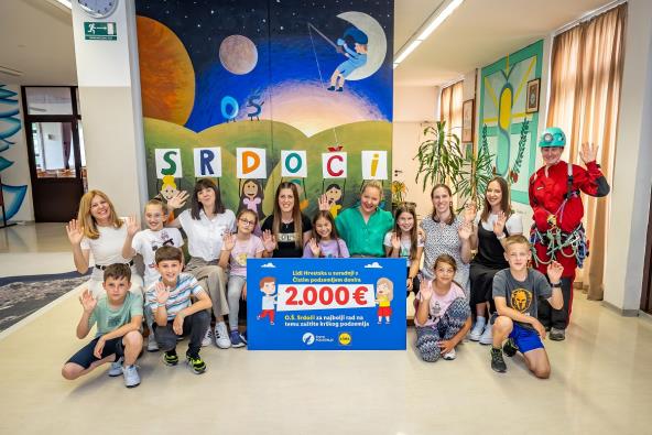 Marina Dijakovic, Eva Fucak, uciteljice i ucenici OS Srdoci.jpg