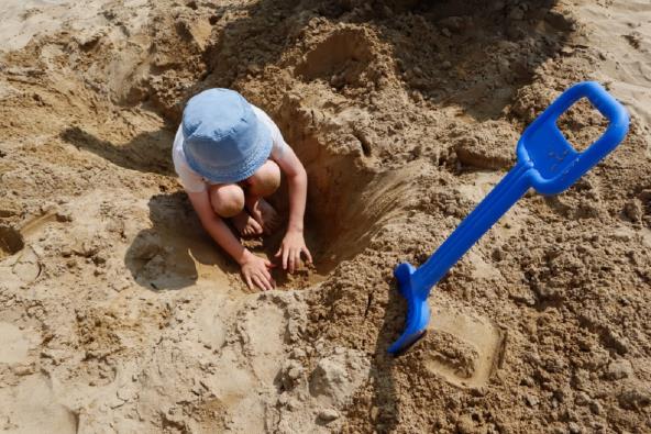 Liječnik upozorava da je zatrpavanje djeteta pijeskom na plaži gore od utapanja