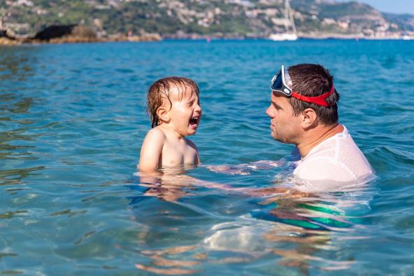 Dijete ne želi ući u more, jezero ili bazen? Trikovi kako pomoći mališanu da savlada strah od vode