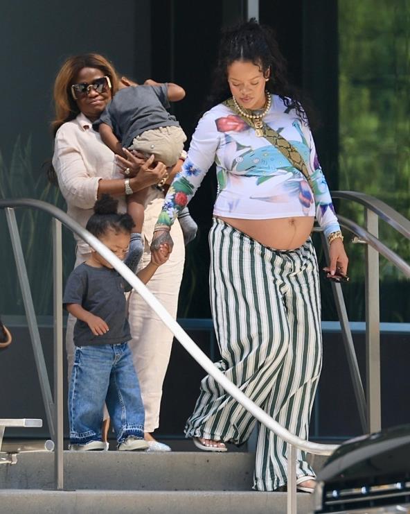Rihanna u šetnji s mamom i sinovima pokazuje trudnički trbuh