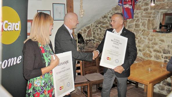turisticka-zajednica-opcine-tkon-drugu-godinu-zaredom-osvojila-zlatnu-mastercard-statuu
